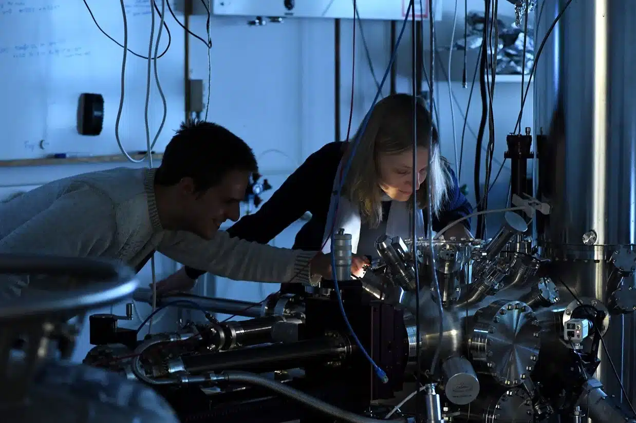 Professor Katharina Franke and a colleague working with scanning tunneling microscopy at FU Berlin
