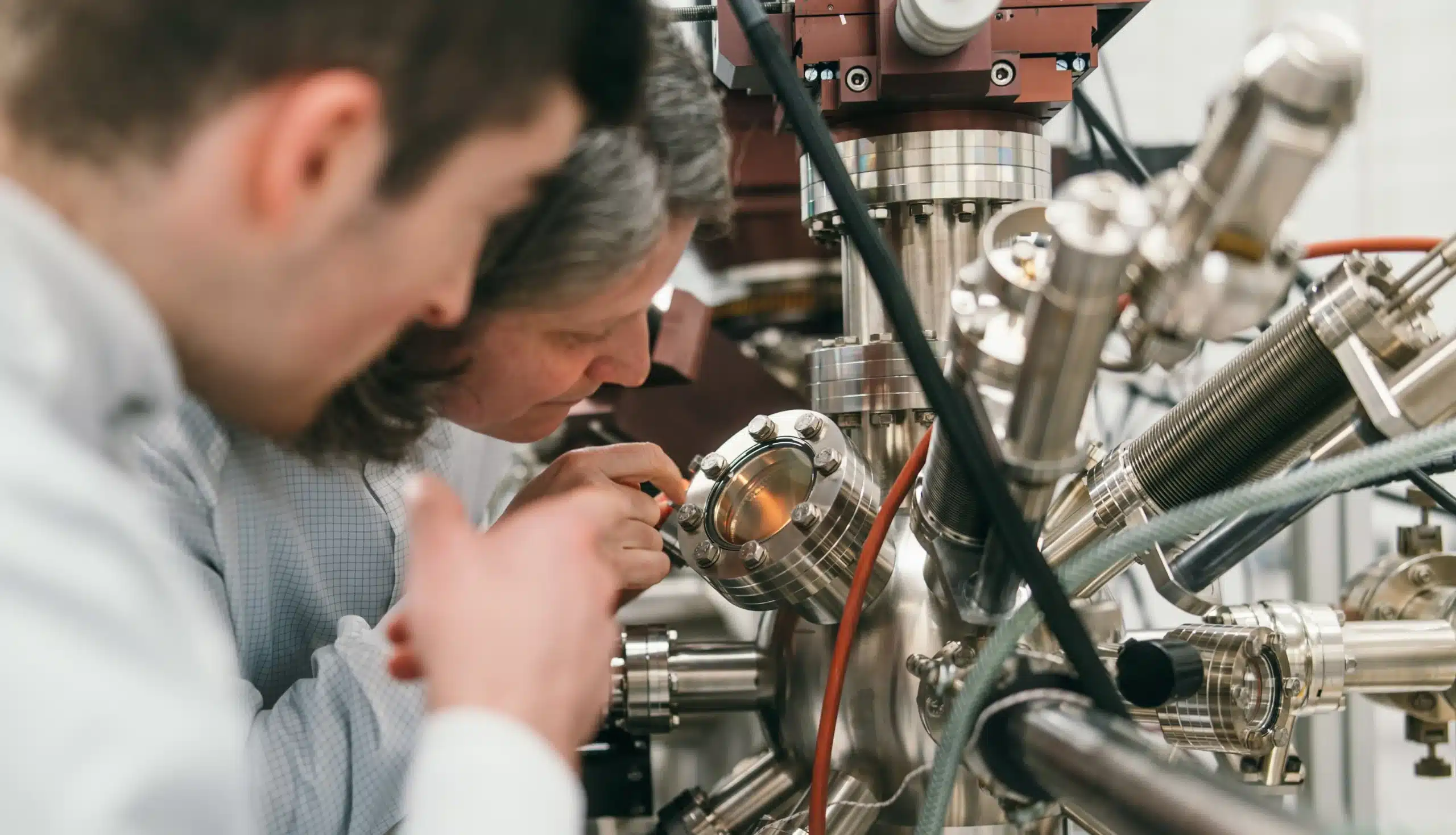 Prof. Gr. Gierz and a colleague working on non-equilibrium band structures at University of Regensburg